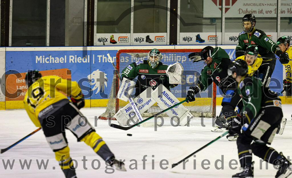 2022-11-20_116_TSV_Erding_gegen_ERSC_Amberg | Erding, Deutschland, 20.11.2022:
Eishockey, Bayernliga 2022 / 2023, 15. Spieltag, TSV Erding gegen ERSC Amberg, Endergebnis: 5:1

Kevin Schmitt (ERSC Amberg, #19), Torwart Thomas Hingel (Erding Gladiators, #33), Rudolf Lorenz (Erding Gladiators, #91), Florian Zimmermann (Erding Gladiators, #5)

Foto: Christian Riedel / fotografie-riedel.net