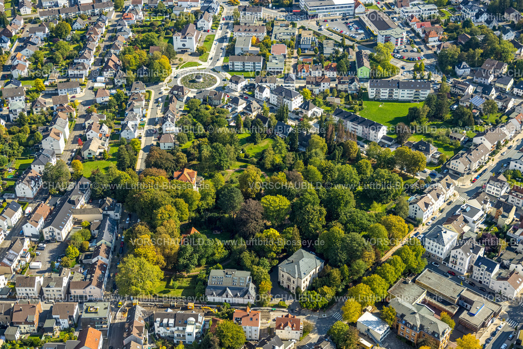Arnsberg220903145 | Luftbild, Brökelmanns Park, kath. Kirche St. Michael und Kreisverkehr Pfarrer-Leo-Reiners-Platz, Alter Holzweg, Michaelstraße, Karlstraße, Neheim, Arnsberg, Sauerland, Nordrhein-Westfalen, Deutschland