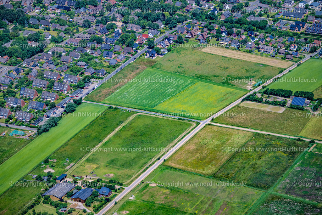 Sylt_Tinnum_ELS_0207210625 | SYLT 21.06.2025 Ortsansicht und Orts- Zentrum an der Meeres- Küste der Nordsee auf der Insel Sylt in Tinnum im Bundesland Schleswig-Holstein, Deutschland. // Center on the seacoast of North Sea on Sylt Island in Tinnum in the state Schleswig-Holstein, Germany. Foto: Martin Elsen