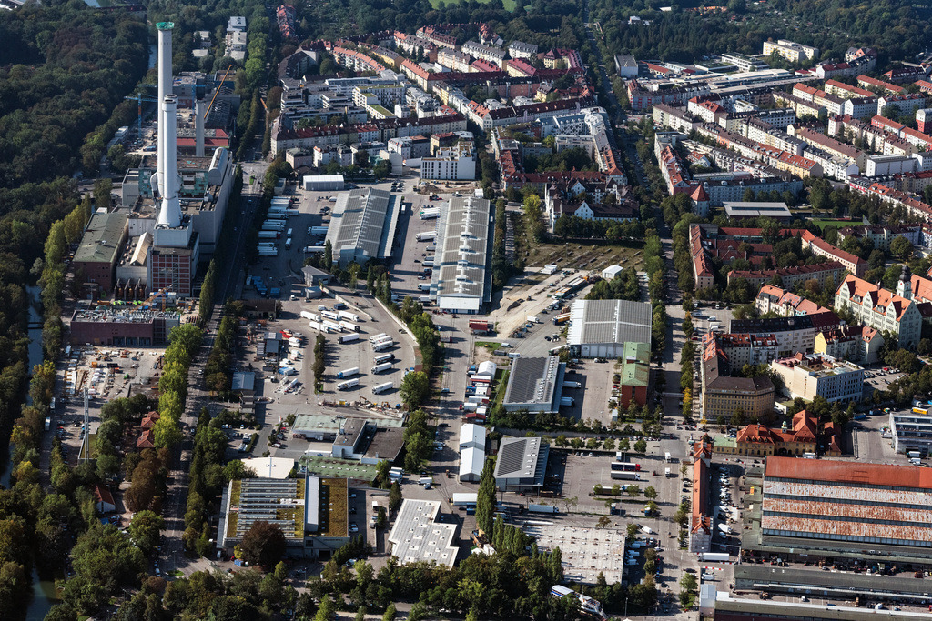 dr__0054655.jpg | MüNCHEN 15.09.2020 Gebäude des Großmarkt und Großhandelszentrum Großmarkthalle München und Heizkraftwerk Süd in München im Bundesland Bayern, Deutschland. // Building of the wholesale center Grossmarkthalle Muenchen and Heizkraftwerk Sued in Munich in the state Bavaria, Germany. Foto: Daniel Reiter