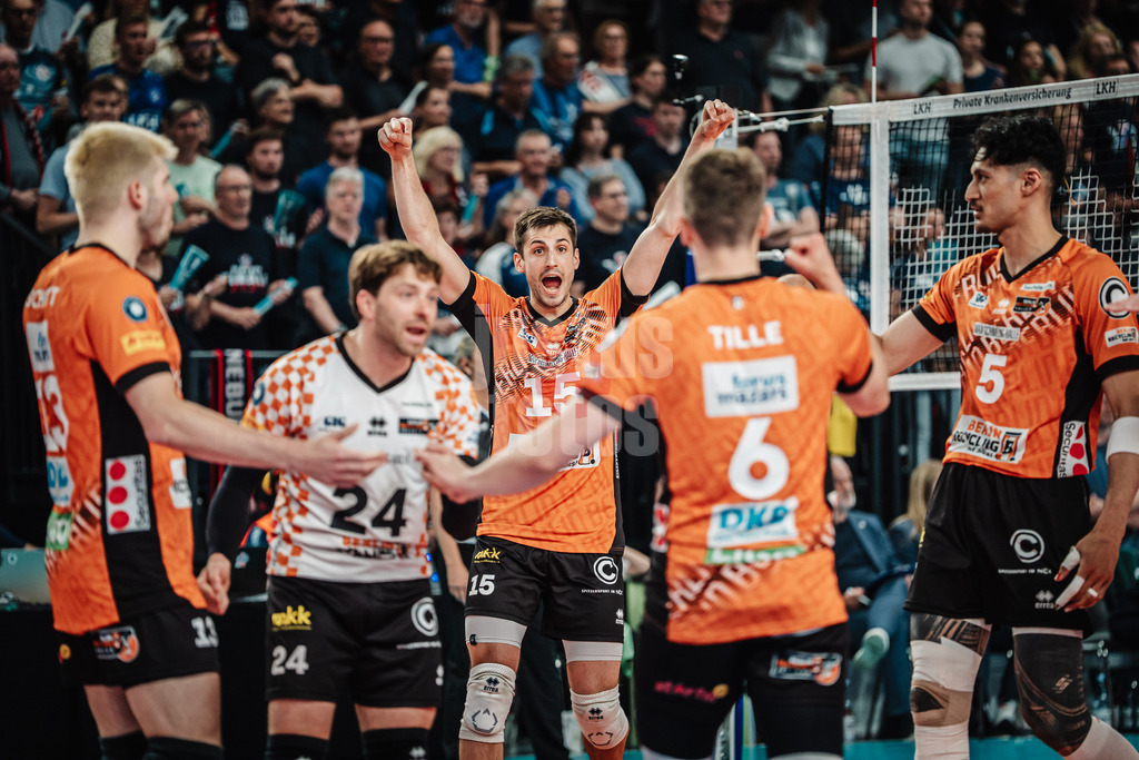 Volleyball | Herren | Saison 2024/2025 | 1. Volleyball Bundesliga Männer | Finale | SVG Lüneburg vs. BERLIN RECYCLING Volleys | 01.05.2025 | Berlin jubelt, in der Mitte Moritz Reichert (#15, Berlin Recycling Volleys)