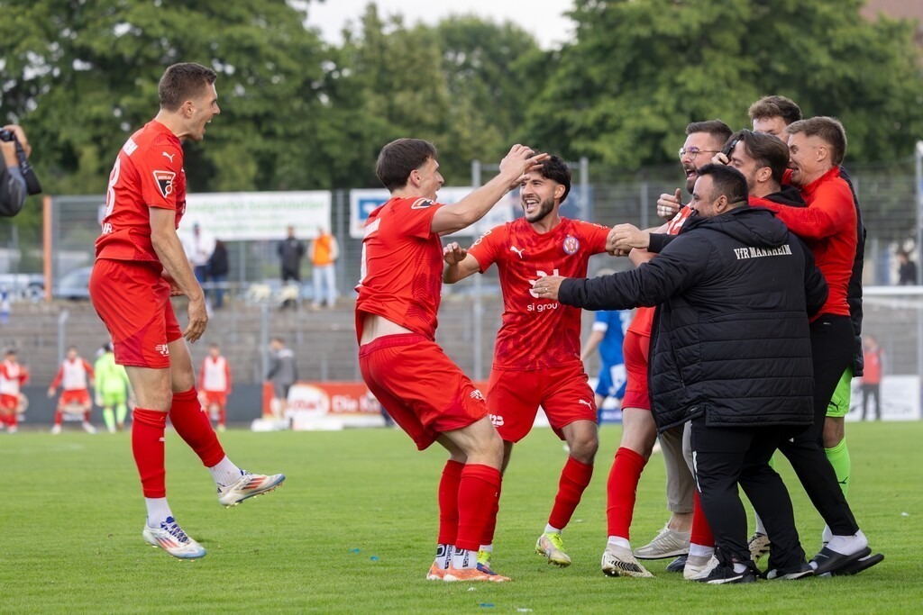 Fußball, Aufstiegsspiel zur Regionalliga Südwest, FK Pirmasens gegen VfR Mannheim | Fußball, Aufstiegsspiel zur Regionalliga Südwest, FK Pirmasens gegen VfR Mannheim***Riesiger Jubel beim VfR nach dem 1:0 durch Tim Seifert (36) - Realisiert mit Pictrs.com