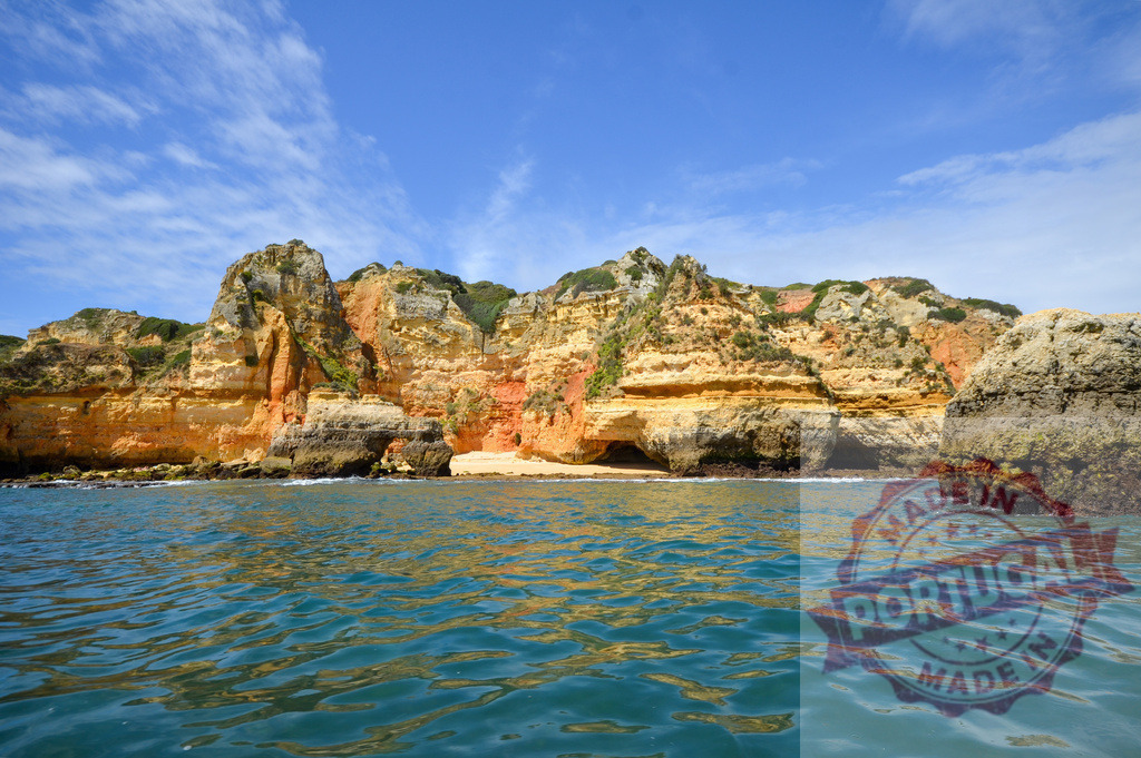 Ponta da Piedade coastline with golden limestone formations | Algarve limestone cliffs rising from turquoise Atlantic Ocean water under a blue sky - Realisiert mit Pictrs.com