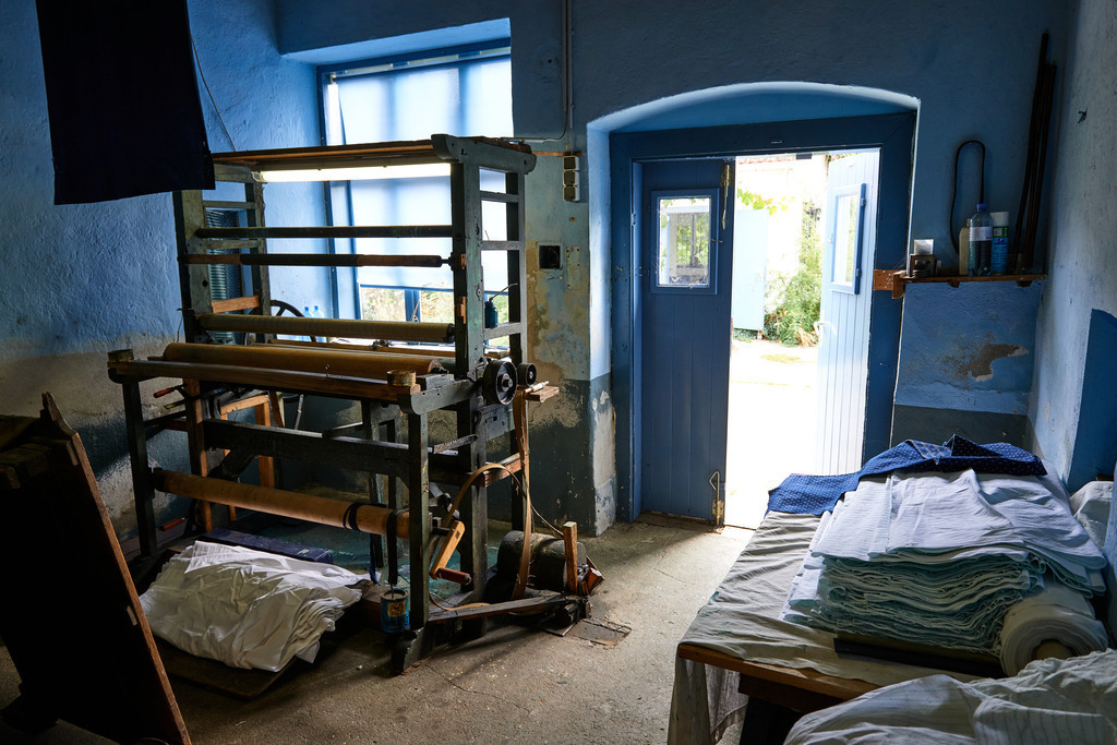 Rollenmaschine | Steinberg, Austria - September 25, 2013: Original Indigo Blaudruck Koo in Burgenland; Rollenmaschine in der Werkstatt. - Realisiert mit Pictrs.com