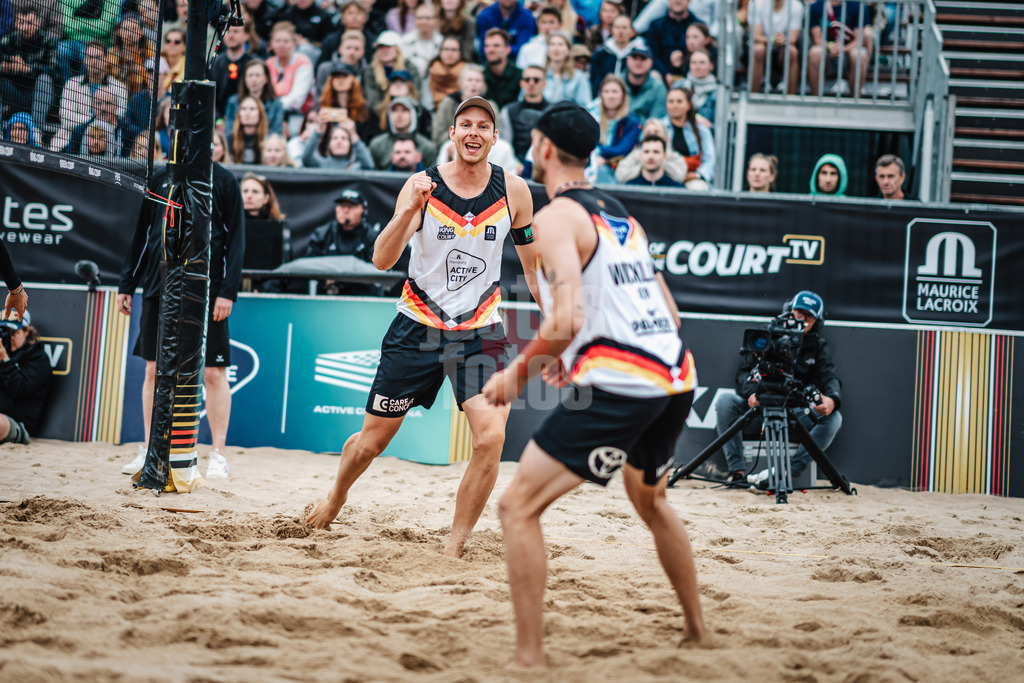 Beachvolleyball | Männer | Queen and King of the Court | Hamburg | 02.06.2024 | v.l. Nils Ehlers jubelt in Richtung Clemens Wickler