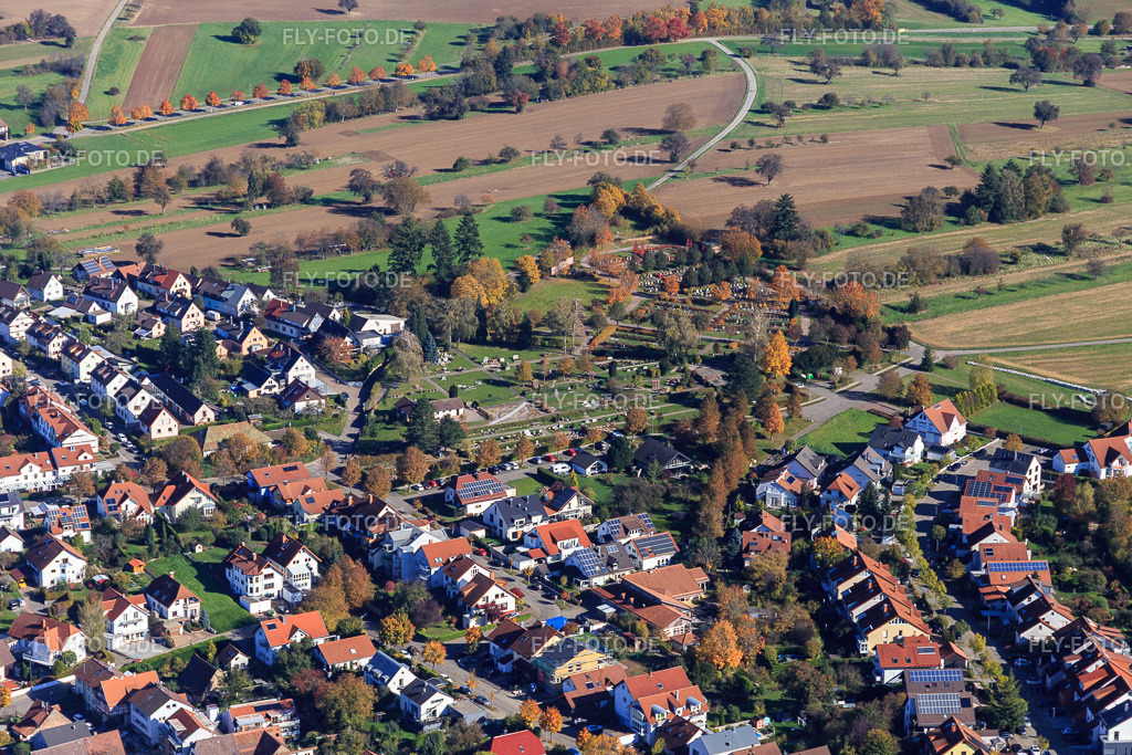 Friedhof | Luftbild: Friedhof im Ortsteil Langensteinbach in Karlsbad im Bundesland Baden-Württemberg in Deutschland. Foto: IMG_129924.jpg vom 24.10.2021 durch Werner Riehm/FLY-FOTO.de - Realisiert mit Pictrs.com