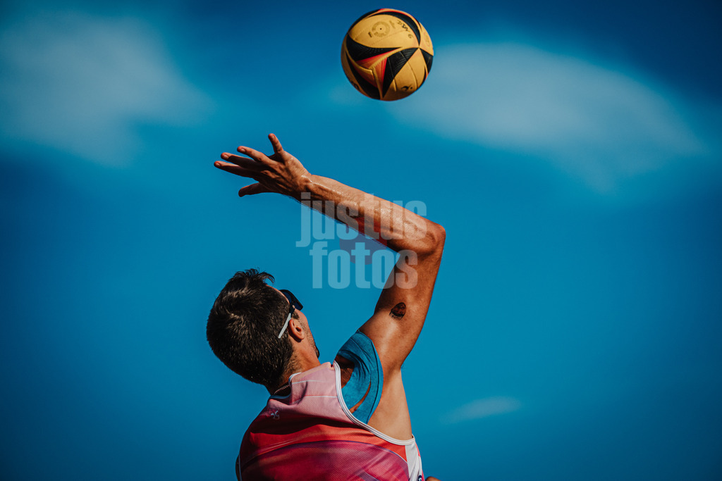Beachvolleyball | Männer | Allianz German Beach Tour 2025 | Tourstop München | 05.07.2025 | Yannick Bibelriether beim Aufschlag