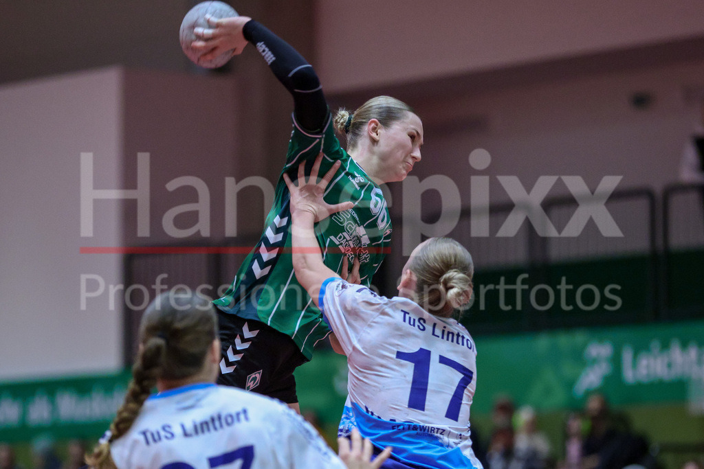 Handball, 2. Bundesliga Frauen, SV Werder Bremen - TuS Lintfort | v.li.: Luise Albert (SV Werder Bremen, 66) beim Wurf, am Ball, Spielszene, Aktion, Action, Yara Vlaswinkel (TuS Lintfort, 17)