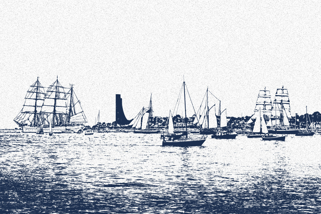 Photoart: Windjammerparade mit Blick in Richtung Laboe | Dieses Wandbild im Querformat zeigt Segelboote und Traditionssegler bei der Windjammerparade in dunkelblau und weiß mit Körnung. Auf der anderen Uferseite kann man das Marine-Ehrenmal in Laboe gut erkennen. Durch die reduzierten Farben wirkt das Wandbild ruhig und edel.  - Realisiert mit Pictrs.com