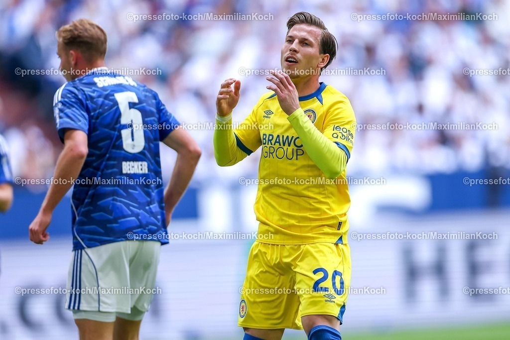 S0417052601011 | 17.05.2026, Fußball, FC Schalke 04 - Eintracht Braunschweig, 34. Spieltag, 2. Fußball Bundesliga, Veltins-Arena Gelsenkirchen, Saison 2025 2026: Lino Tempelmann&nbsp;(Braunschweig #20) enttäuscht Enttäuschung gestikulierend auf dem Spielfeld  nach verschossener Torchance DFB regulations prohibit any use of photographs as image sequences and or quasi-video.