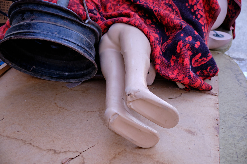 Schaufensterpuppe mit Decke auf dem Tisch | Meknès, Marokko - November 10, 2024: Schaufensterpuppe mit Decke auf dem Tisch liegend. - Realisiert mit Pictrs.com