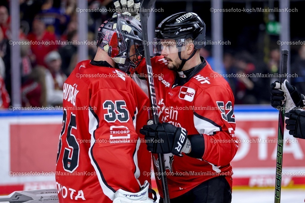 KEC09042501088 | 09.04.2025, Eishockey, DEL Play-offs, Kölner Haie - ERC Ingolstadt, Halbfinale Spiel 4, Lanxess-Arena Köln: Abschlussjubel nach dem 2:1 Sieg für die Kölner Haie. Julius Hudacek (Kölner Haie #35) zusammen mit Otso Rantakari (Kölner Haie #52) 