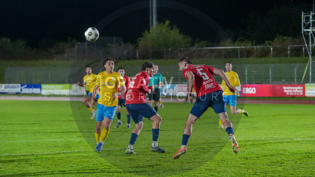 Fußball, Herren, Saison 2025/2026, Regionalliga Nordost, 12. Spieltag, FC Eilenburg vs. FSV 63 Luckenwalde, Freitag 17.10.2025, Ilburgstadion Eilenburg, | Fußball, Herren, Saison 2025/2026, Regionalliga Nordost, 12. Spieltag, FC Eilenburg vs. FSV 63 Luckenwalde, Freitag 17.10.2025, Ilburgstadion Eilenburg, Im Bild: Vincent Zaruba (Eilenburg) beim Kopfball. - Realisiert mit Pictrs.com