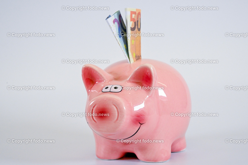 Sparschwein Feature_ 18.04.2023-1 | 18.04.2023, Linz, AUT, Sparschwein, im Bild Sparschwein, Schwein, sparen, Geld, Euroscheine, Themenbild


