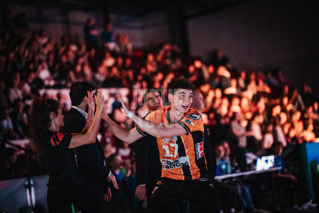 Volleyball | Herren | Saison 2025/2026 | Volleyball Ligacup | Finale | SVG Lüneburg vs. Berlin Recycling Volleys | 12.10.2024 | Arthur Wehner (#17, BERLIN RECYCLING Volleys) läuft in die Arena ein