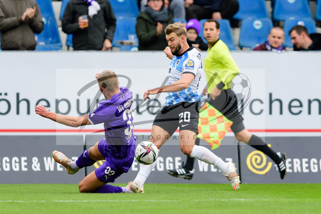 OSNTSV20211106_046 | Fussball, Herren: Timo Beermann (VfL Osnabrueck) und Yannick Deichmann (TSV 1860 Muenchen) im Zweikampf bei dem Spiel der 3. Liga zwischen VfL Osnabrueck und TSV 1860 Muenchen im Stadion an der Bremer Bruecke am 06.11.2021 in Osnanbrueck, Deutschland.DFB / DFL REGULATIONS PROHIBIT ANY USE OF PHOTOGRAPHS AS IMAGE SEQUENCES AND/OR QUASI-VIDEO. - Realisiert mit Pictrs.com