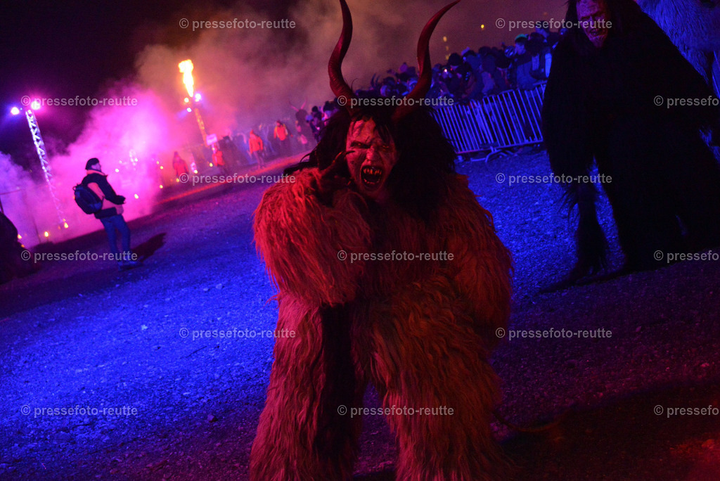 news-2022-Dez03-Krampusumzug-Reutte-WTV_5828 | Info aus dem Bezirk Reutte/Ausserfern Tirol sowie eine umfangreiche Bilddatenbank über die gesamte Region: Lechtal, Talkessel Reutte, Tannheimertal, Zwischentoren. Lech, Plansee, Zugspitze, Grenztunnel, B179, Fernpassstraße, Verkehr, Lawinen, Tradition, - Realisiert mit Pictrs.com