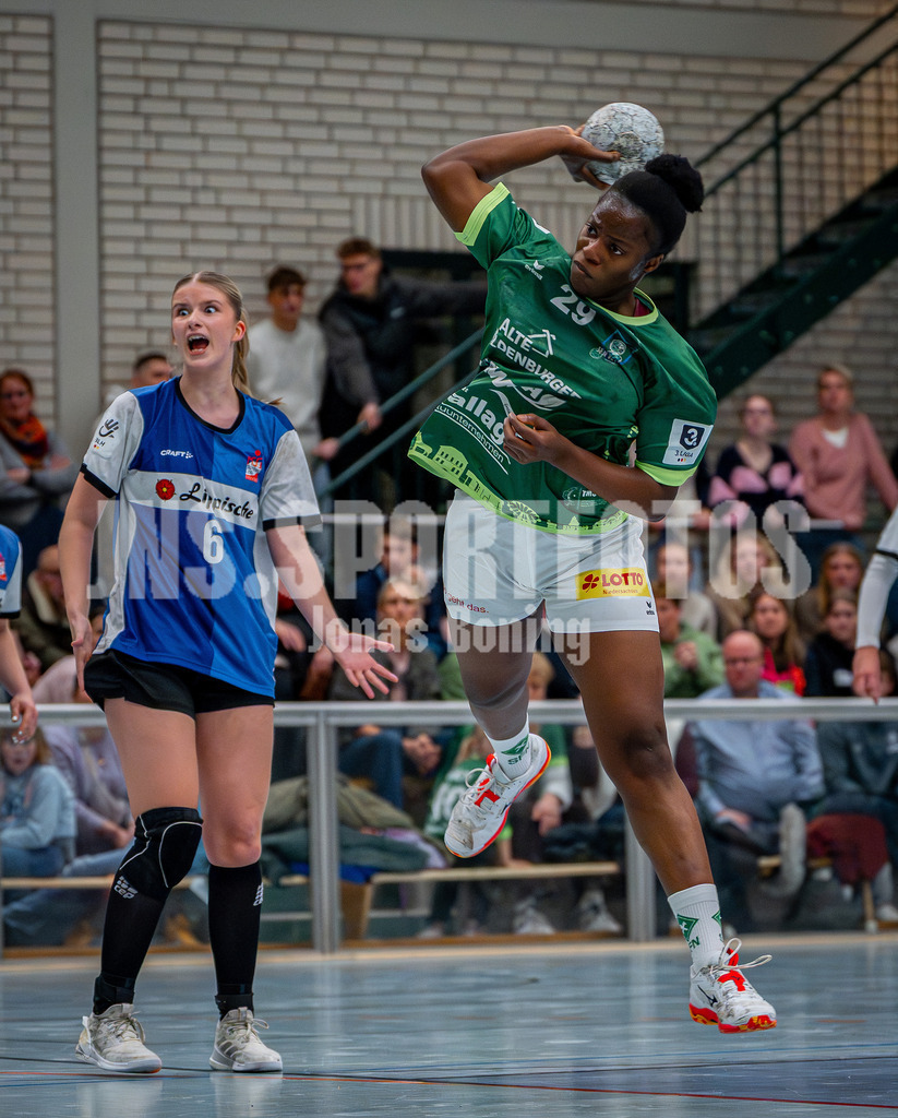 Handball I Frauen I Saison 2025-2026 I 3. Liga Staffel Nord I 10. Spieltag I SC SFN Vechta - HSG Blomberg-Lippe II I 0648 | Frust beim Gegner. Amy Hounshell (6, HSG Blomberg-Lippe II) und Edna Estevens (29, SC SFN Vechta) - Realisiert mit Pictrs.com