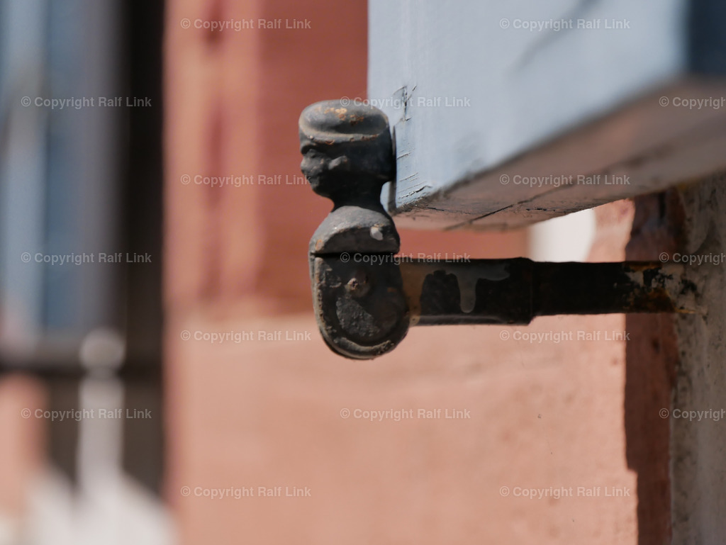 Fensterladenhalter_01 | Stockfotos, Fotos mit Miniaturfiguren und kreativen Ideen. Dabei auch vieles aus der Metropolregion Rhein-Neckar. 