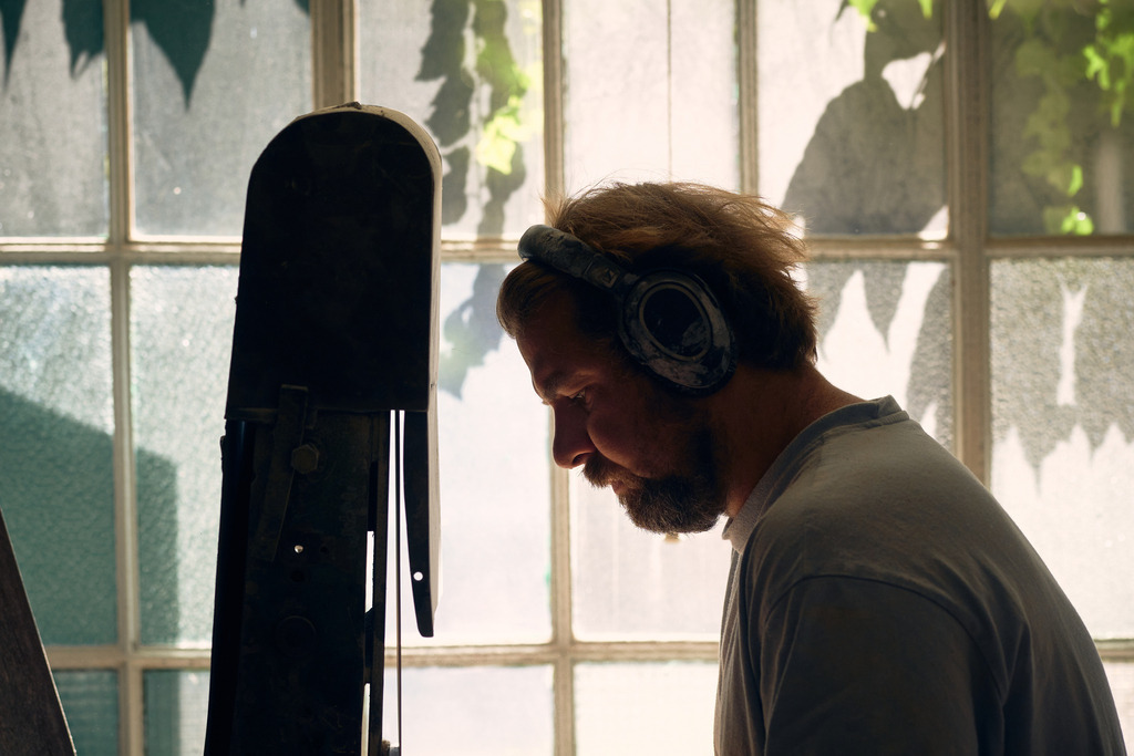 Hornmanufaktur, Herr Petz an der Schleifmaschine | Wien, Austria - August 09, 2022; Hornmanufaktur Thomas Petz; Schleifarbeit in der Werkstatt mit Lärmschutz. - Realisiert mit Pictrs.com