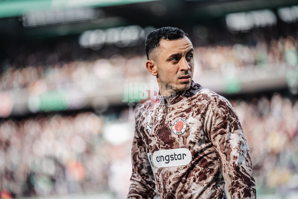 Fußball | Männer | Saison 2025/2026 | 1. Fußball-Bundesliga | 6. Spieltag | SV Werder Bremen vs. FC St. Pauli | 04.10.2025 | Manolis Saliakas (#2, FC St. Pauli) läuft in das Stadion ein