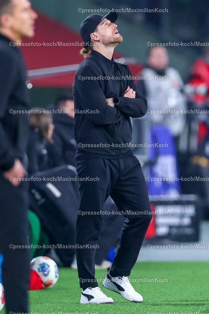 BMG13122502186 | 13.12.2025, Fußball, Borussia Mönchengladbach - VfL Wolfsburg, 1. Fußball Bundesliga, 14.Spieltag, Borussia-Park, Saison 2025 2026: Cheftrainer Eugen Polanski (Borussia Mönchengladbach) Enttäuscht  am Spielfeldrand   DFB regulations prohibit any use of photographs as image sequences and or quasi-video.