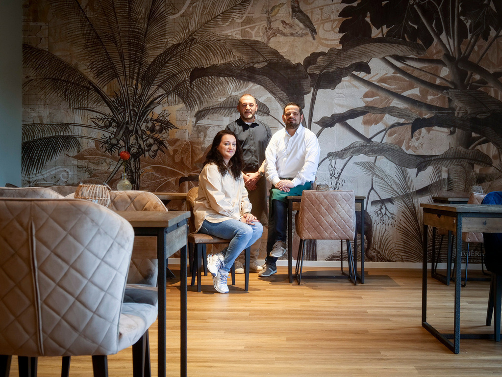 Gil | Weil der Stadt - Neue Gastro " Gil " am Weiler Marktplatz. Im Bild: Igor Rentschke (dunkles Hemd), Giuseppe Leone (weisses Hemd) und Itria Leone (lange Haare) - Realisiert mit Pictrs.com