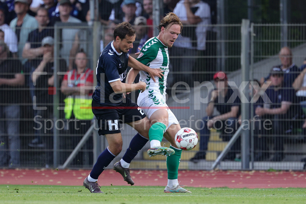 Fussball, Regionalliga Nord, SV Werder Bremen II - VfB Oldenburg | v.li.: Nick Otto (VfB Oldenburg, 21) und Jakob Wiehe (SV Werder Bremen II, 13) im Zweikampf, Duell, Dynamik, Aktion, Action, Spielszene