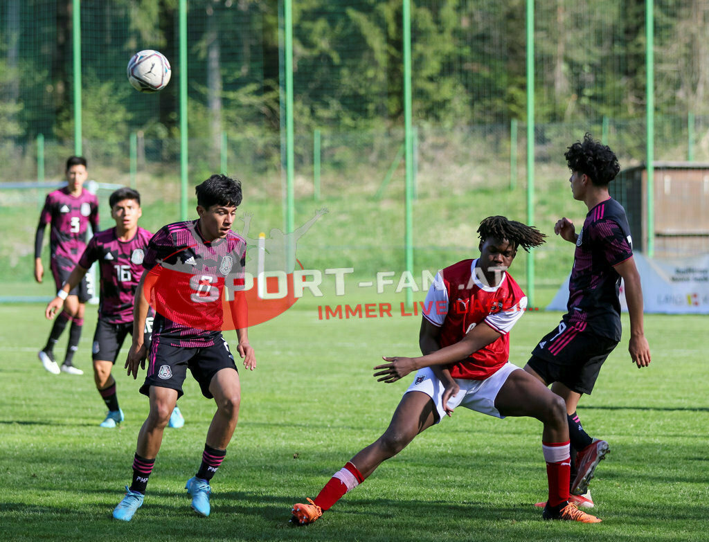 AUSTRIA U15 - MEXICO U15 | Derek Garcia (Mexico #8) Cristobal Aviles (Mexico #3) KENNETH ADEJENUGHURE (Austria #9) Jesus Torres (Mexico #16) ; AUSTRIA U15 - MEXICO U15 am 29.04.2022 in Arnoldstein
(Sportplatz), AUSTRIA, (Photo by Ernst Krawagner sport-fan.at) - Realisiert mit Pictrs.com