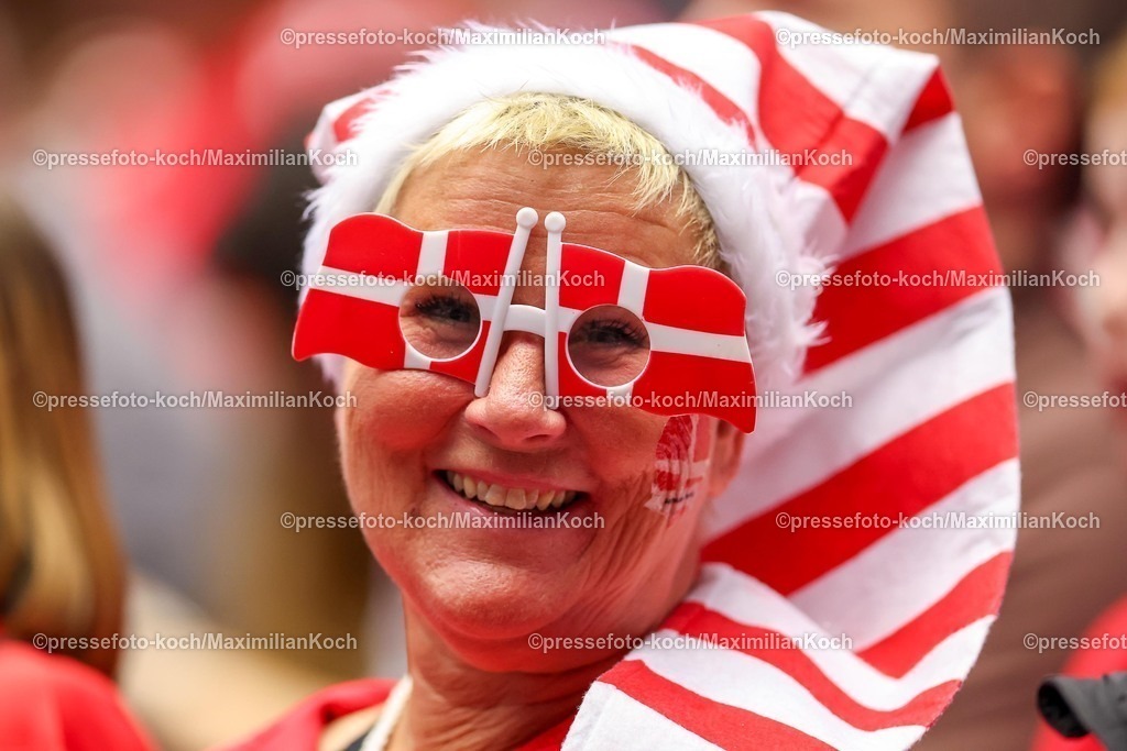 EHF16012602003 | 16.01.2026, Handball, Men's EHF EURO 2026, Dänemark - Nordmazedonien, Jyske Bank Boxen in Herning, Dänemark, Preliminary Round: Zuschauer Fans Dänemarkfans Handballfans Feature Flagge Brille Flaggen Verkleidet Verkleidung Nationalfahne Nationalflagge