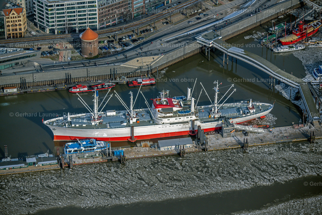 4044760 | HAMBURG 14.02.2021 Stückgutfrachter und Museumsschiff "Cap San Diego" an den Landungsbrücken der Hafenanlagen am Ufer des Fluß- Verlaufes der Elbe in Hamburg, Deutschland. Weiterführende Informationen bei: Cap San Diego Betriebsgesellschaft mbH. // ship " Cap San Diego " on port facilities on the banks of the river course of the Elbe in Hamburg, Germany. Further information at: Cap San Diego Betriebsgesellschaft mbH. Foto: Gerhard Launer