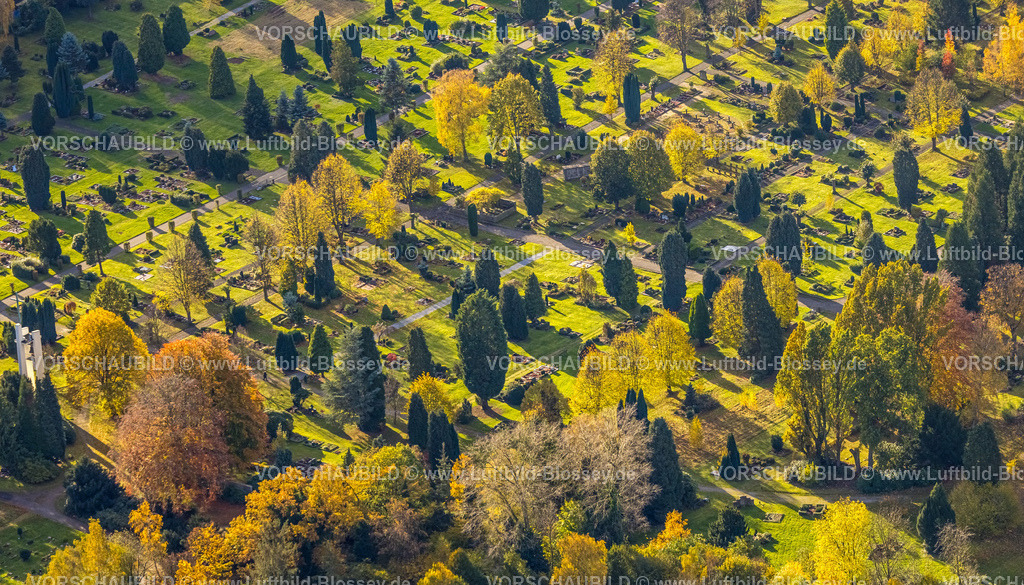 Witten231101435 | Luftbild, Evang. Friedhof Gräberfeld und Urnengräber Kolumbarium, Zypressen Eiben, und Laubbäume in herbstlichem Abendlicht, Pferdebachstraße, Witten, Ruhrgebiet, Nordrhein-Westfalen, Deutschland