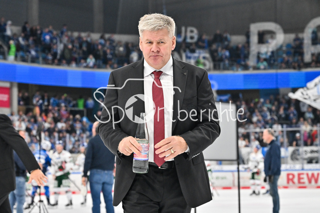 Dresdener Eislöwen - Augsburger Panther | Im Bild Bill PETERS Trainer Augsburger Panther nach dem Sieg in Dresden / Einzelfoto / Freisteller / DEL: Dresdener Eislöwen - Augsburger Panther; Joynext-Arena am 05.10.2025