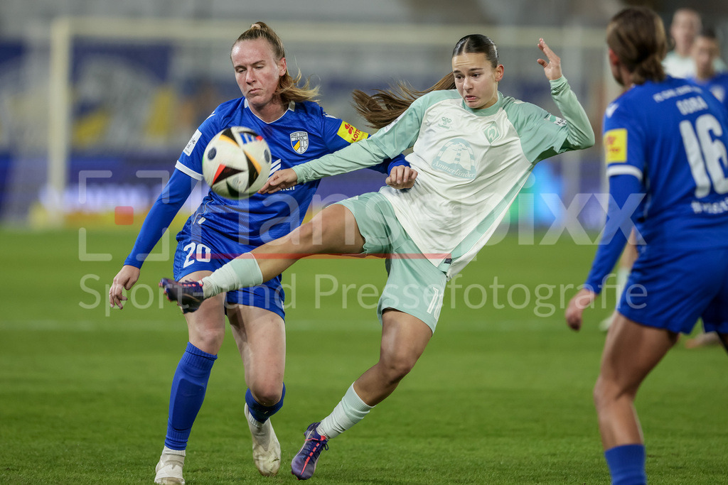 Fussball, Google Pixel Frauen-Bundesliga, FC Carl Zeiss Jena - SV Werder Bremen | v.li.: Luca Birkholz (FC Carl Zeiss Jena, 20) und Tuana Mahmoud (SV Werder Bremen, 10) im Zweikampf, Duell, Dynamik, Aktion, Action, Spielszene, DIE DFB-RICHTLINIEN UNTERSAGEN JEGLICHE NUTZUNG VON FOTOS ALS SEQUENZBILDER UND/ODER VIDEOÄHNLICHE FOTOSTRECKEN. DFB REGULATIONS PROHIBIT ANY USE OF PHOTOGRAPHS AS IMAGE SEQUENCES AND/OR QUASI-VIDEO.