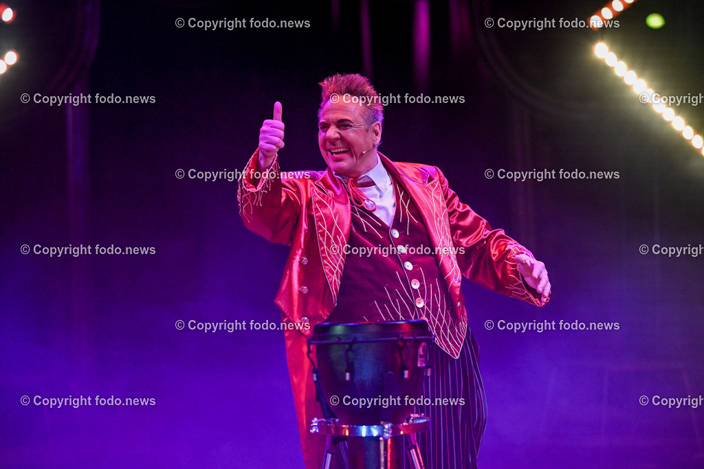 Zirkus Louis Knie_ 17.02.2024-13 | 17.02.2024, Linz, AUT, Circus Louis Knie 2024, im Bild Circus, Zirkus, Zelt, Artisten, Kuenstler, Trapez, Show, Clown, Zuschauer, Hunde, Ponys, Licht, Musik, Akrobaten, Akrobatik, Luftakrobatik