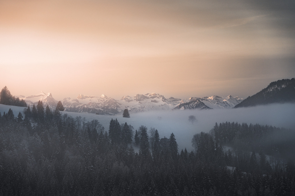 Blick vom Raten in die Urner Berge | Sonnenaufgang vom Raten. Nebel über dem Ägerital und sanftes Licht erhellt die Berge. - Realisiert mit Pictrs.com