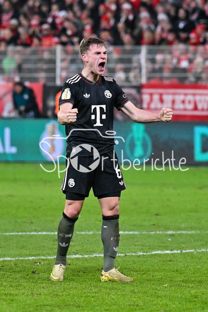 1. FC Union Berlin - FC Bayern München | BERLIN, GERMANY - 03. DECEMBER: Die Spieler der Bayern feiern zusammen mit den Fans den Sieg in Berlin nach dem Match zwischen dem 1. FC Union Berlin und dem FC Bayern München beim Achtelfinale des DFB-Pokales im Stadion an der alten Försterei / Joshua KIMMICH (FC Bayern Munich 6)
