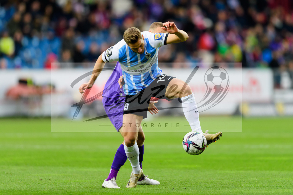 OSNTSV20211106_032 | Fussball, Herren: Sebastian Klaas (VfL Osnabrueck) und Dennis Dressel (TSV 1860 Muenchen) im Zweikampf bei dem Spiel der 3. Liga zwischen VfL Osnabrueck und TSV 1860 Muenchen im Stadion an der Bremer Bruecke am 06.11.2021 in Osnanbrueck, Deutschland.DFB / DFL REGULATIONS PROHIBIT ANY USE OF PHOTOGRAPHS AS IMAGE SEQUENCES AND/OR QUASI-VIDEO. - Realisiert mit Pictrs.com