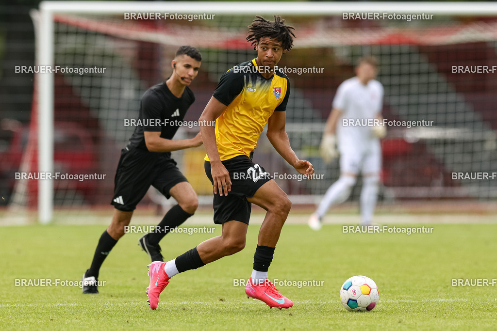 1_SVSKFC_20250726_1418.JPG -  - SV Schermbeck - KFC Uerdingen  - Testspiel | Schermbeck, Deutschland, 26.07.25: Noah Elija Tomson (KFC Uerdingen) in Aktion, am Ball, Einzelaktion während des Testspiel Spiels zwischen SV Schermbeck - KFC Uerdingen  in der Volksbank Arena am 26. July 2025 in Schermbeck, Deutschland. (Foto von Stefan Brauer/Brauer-Fotoagentur)