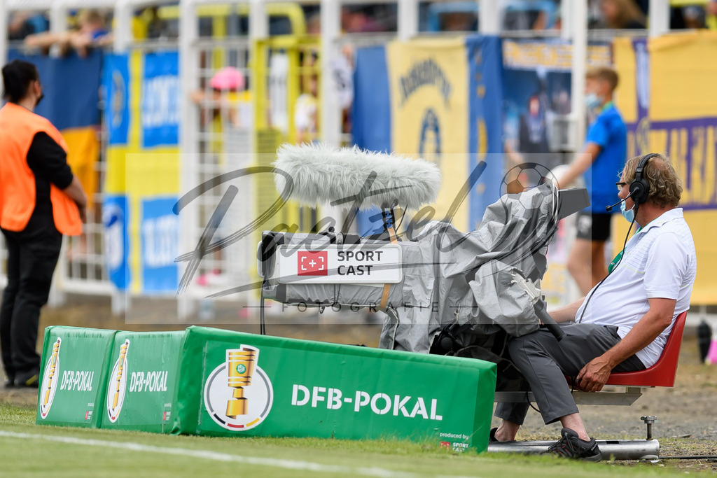 LLELEV20210807_039 | Fussball, Herren: . Eine TV-Kamera von Sport Cast beim Spiel der 1. Runde im DFB-Pokal zwischen 1. FC Lokomotive Leipzig und Bayer 04 Leverkusen im Bruno-Plache-Stadion am 07.08.2021 in Leipzig, Deutschland.DFB / DFL REGULATIONS PROHIBIT ANY USE OF PHOTOGRAPHS AS IMAGE SEQUENCES AND/OR QUASI-VIDEO. - Realisiert mit Pictrs.com