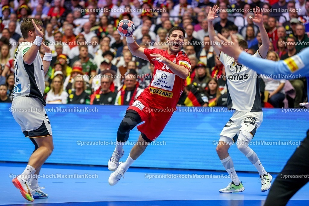 EHF17012602025 | 17.01.2026, Handball, Men's EHF EURO 2026, Deutschland - Serbien, Jyske Bank Boxen in Herning, Dänemark, Preliminary Round:  Lazar Kukic (Serbien #24) wirft auf das Tor von  David Späth (Germany #01) 