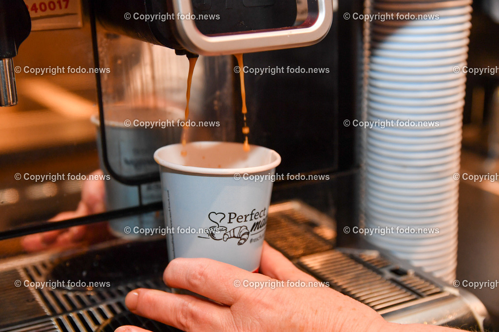 Resch und Frisch_ Coffee to Go_ 09.12.2022-3 | 09.12.2022, Wels, AUT, Resch und Frisch, Coffee to Go, im Bild Fr. Elke (Mitarbeiterin Resch und Frisch Wels) beim zubereiten eines Coffee to Go, Kaffeemaschine, Vollautomat