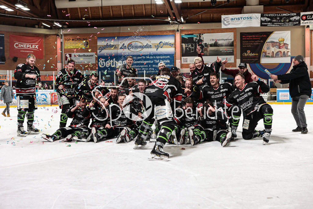 EHC Königsbrunn - TEV Miesbach | Grenzenloer Jubel beim EHC Koenigsbrunn nach dem Gewinn der Bayerliga Meisterschaft im Spiel 3 der Playoffserie gegen den TEV Miesbach / Jubel / Freude / Siegerfoto