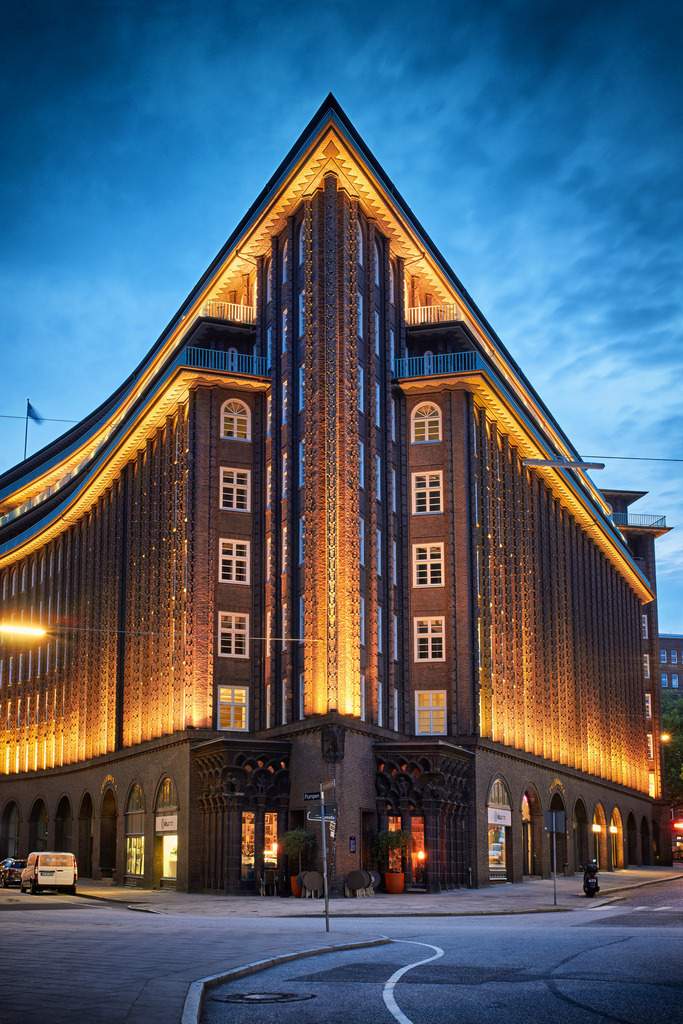 10260117 - Chilehaus zur blauen Stunde | Blick auf das erleuchtete Chilehaus im Kontorhausviertel.
