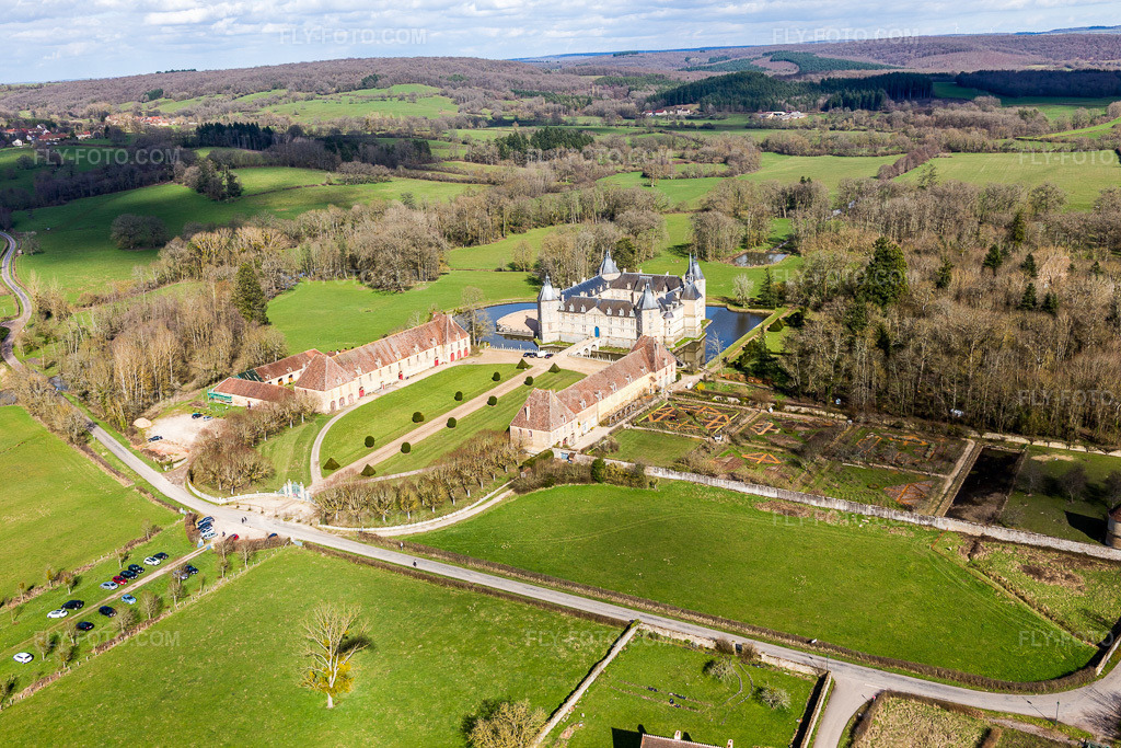 Aerial view: Château moated castle Sully in Burgundy in Sully in the state Saone et Loire, France. – Photo: IMG_105448.jpg taken on 04/01/2018 by Werner Riehm/FLY-FOTO.com – Resolution of the original: 5472 x 3648 px