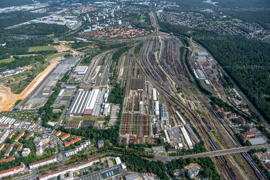 4047537 | NüRNBERG 21.08.2021 Schienen- und Gleisstrecken auf den Abstellgleisen und Rangierstrecken des Rangierbahnhofes und Güterbahnhofes der Deutschen Bahn in Nürnberg im Bundesland Bayern. // Marshalling yard and freight station of the Deutsche Bahn in Nuernberg in the state Bavaria. bahn.de. Foto: Gerhard Launer