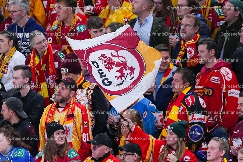 xydr03102501366 | 03.10.2025, xydrx, Eishockey, DEL2, Düsseldorfer EG - EC Kassel Huskies, PSD Bank Dome Düsseldorf: Ein Fan schwenkt eine Fahne mit dem Logo der Düsseldorfer EG