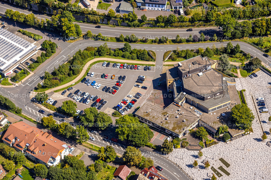 Meinerzhagen250812783 | Luftbild, Stadthalle Meinerzhagen Veranstaltungsort, Platz an der Stadthalle, Meinerzhagen, Sauerland, Nordrhein-Westfalen, Deutschland