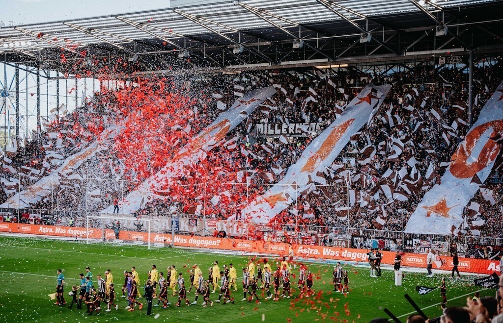 FCP08672 | Der offizielle Shop für FC St. Pauli Fotos. Wähle aus Spielszenen & Fanmomenten dein FCSP Wunschformat. Wir liefern Millerntor-Atmosphäre.
