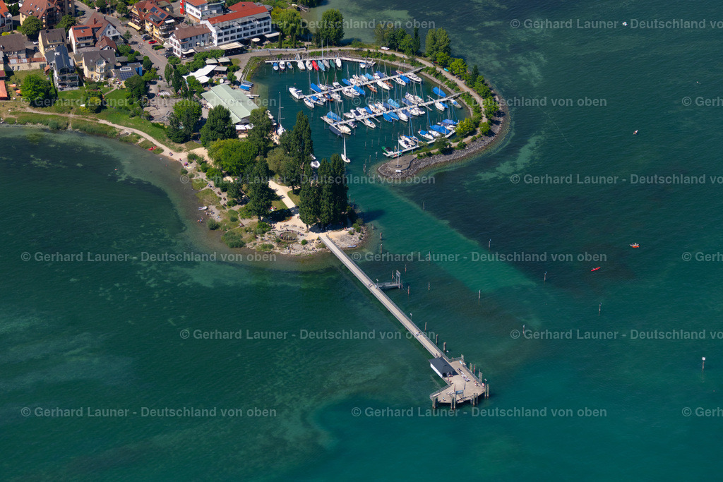 4031744 | IMMENSTAAD AM BODENSEE 12.06.2020 Sportboot und Segelboot Anlegestelle und Bootsliegeplätze am Landungssteg am Uferbereich des Bodensee in Immenstaad am Bodensee im Bundesland Baden-Württemberg, Deutschland. // Pleasure boat and sailing boat landing stage and boat berths on the landing stage on the shore area of a??a??Lake Constance in Immenstaad am Bodensee in the state Baden-Wuerttemberg, Germany. Foto: Gerhard Launer